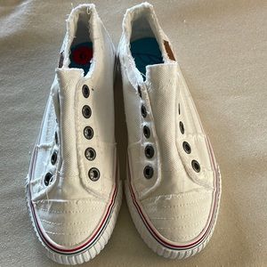 New size 6 Blowfish white sneakers slip on no tie